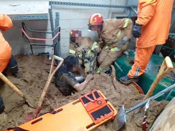 3일 용인의 한 골프장 클럽하우스에 토사가 들이닥쳐 직원 3명이 매몰됐으나 소방대원 출동으로 1시간여 만에 전원 구조됐다.(사진, 소방청 제공)