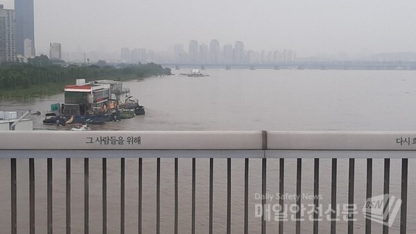 [오늘의 날씨]낮 12시부터 서울에 다시 서울에 50∼100㎜의 비가 올 것으로 보이는 등 주말에도 전국에 비가 지속될 전망이다. 팔당댐 방류로 한강수위가 올라가면서 서울 이촌동 한강고수부지 선착장이 물에 둥둥 떠 있다. /신윤희 기자