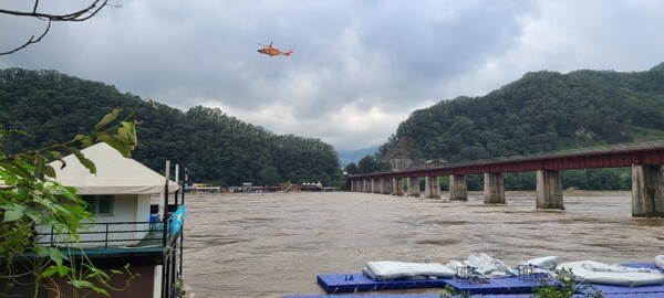6일 오후 강원소방본부 소속 헬기가 실종자 수색에 나서고 있다. (사진=강원소방본부 제공)