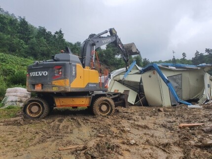 소방당국이 중장비를 동원해 산사태로 매몰된 집 내부의 토사물을 걷어내고 있다. (제공=전북소방본부)