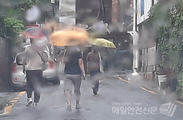 제5호 태풍 ‘장미’의 영향으로 오늘 남부지방과 제주도를 중심으로 많은 비가 예상된다. /매일안전신문DB