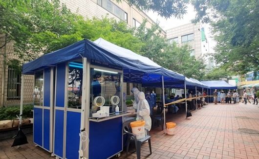 서울 중구 동대문시장 '통일상가'에서 코로나19 확진자가 발생했다.사진은 통일상가 앞 공원에서 임시선별진료소를 운영인 모습(중구 제공)