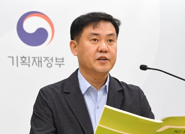 김영훈 기획재정부 경제분석과장이 14일 정부세종청사에서 ‘최근 경제동향(그린북) 8월호’ 관련 내용을 발표하고 있다(사진=기획재정부 제공)