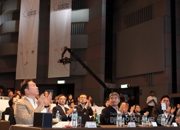 지난해 8월19일부터 나흘간 서울 광장동 워커힐 호텔-이천 SKMS 연구소에서 열린 이천포럼에서 최태원(맨왼쪽) 회장이 영상을 보고 손뼉을 치고 있다. /SK그룹 홈페이지