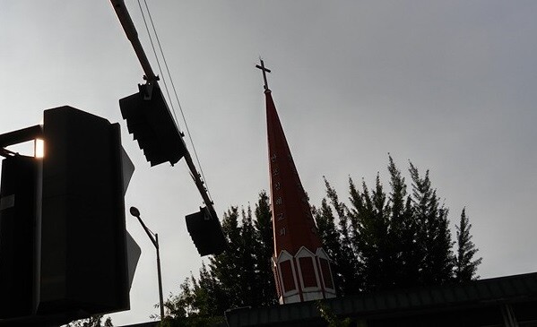 최근 교회를 중심으로 한 코로나19 확산이 빠르고 광범위하게 이뤄지고 있다. 사진은 서울시내 한 교회 모습의 첨답. /매일안전신문DB