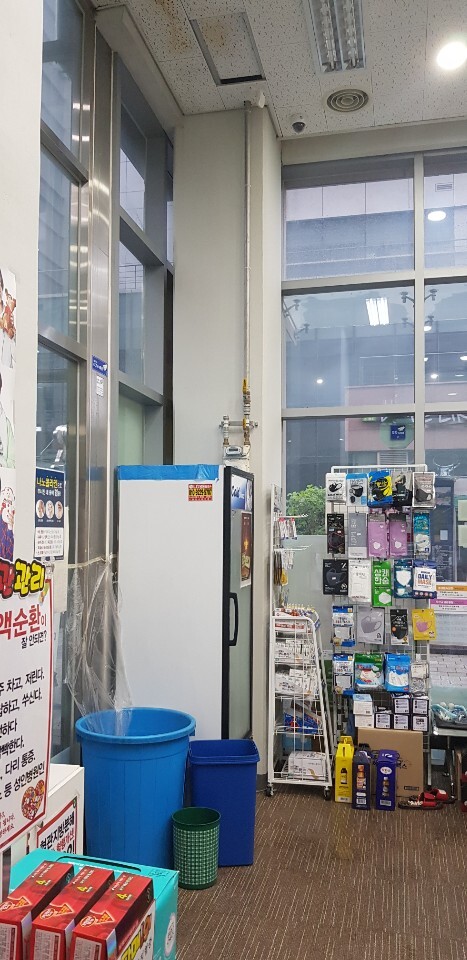 현대건설의 문정동 현대지식산업센터  A동 1층에 위치한 약국에 지난 15일 천장에서 새는 빗물을 받기 위한 파란색 플라스틱통이 놓여 있다.