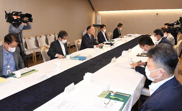 홍남기 부총리는 19일 정부서울청사에서 '제3차 부동산 시장 점검 관계장관회의'를 개최했다.(사진, 기재부 제공)