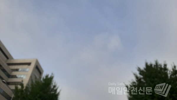 오늘 중부지방은 대체로 흐리고 서울·경기도는 오후까지, 강원도는 밤까지 비가 오겠다.  /신윤희 기자