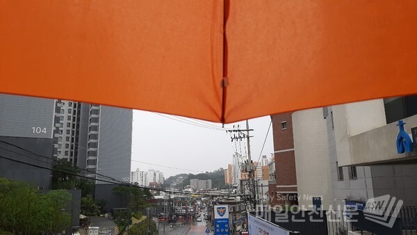 [오늘날씨]오늘도 전국 대부분 지역에서 어제처럼 소나기 오는 곳이 있겠다. /신윤희 기자