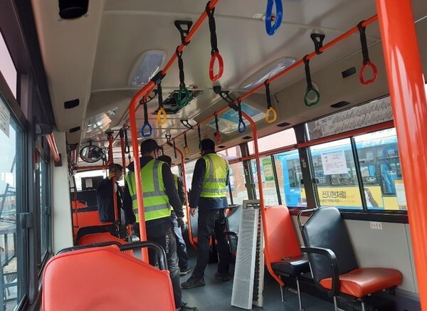 서울 시내버스 기사 3명이 코로나19로 확진됐다. 사진은 지난 4월 코로나19 확산 방지를 위한 시내버스 에어컨 방역 세척하는 모습(서울시 제공)