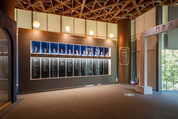 역대 대통령들을 소개하고 있는 청와대 사랑채 내부 모습. /매일안전신문DB 