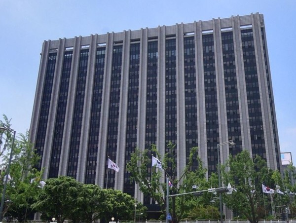 정부서울청사 청원경찰 직원 1명이 코로나19 확진 판정을 받았다. 사진은 정부서울청사 모습(네이버지도캡처)