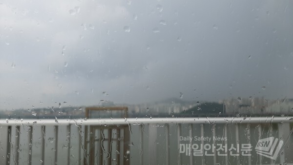 28일 오후 소나기가 내리는 서울 성수대교 모습. /신윤희 기자