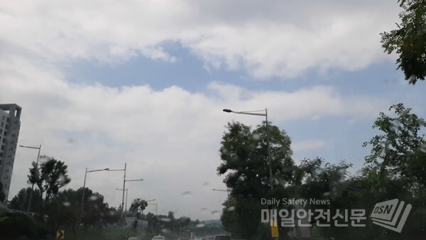 28일 서울에 소나기가 간간이 내린 데 이어 29일 새벽 남해안과 제주도에 강한 비가 내리고 오후에는 서울과 경기북부, 강원영서북부에서 비가 내리기 시작해 일요일 확대되겠다. /신윤희 기자