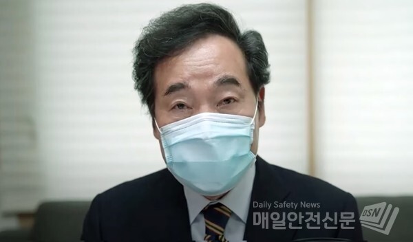 29일 더불어민주당 당대표 투표에서 신임대표로 선출된 이낙연 의원이 자가격리중인 자택에서 온라인으로  당대표 수락연설을 하고 있다. /이낙연TV
