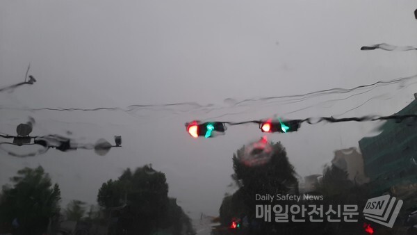 [오늘날씨]30일 오전 9시까지 서울과 경기도에, 낮 12시까지 강원도에 비가 오고 충청도에는 오전 9시까지 산발적으로 빗방울이 떨어지는 곳이 있다./신윤희 기자