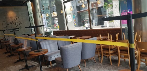 커피매장안에 커피를 앉아서 마실 수 없도록 테이프로 붙여 놓았다. (사진, 김헤연 기자)