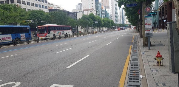 강남대로에 지나는 차가 거의 없고 시내버스만 보인다. 강남역에서 우성아파트 사거리 방향 (사진, 김혜연 기자)