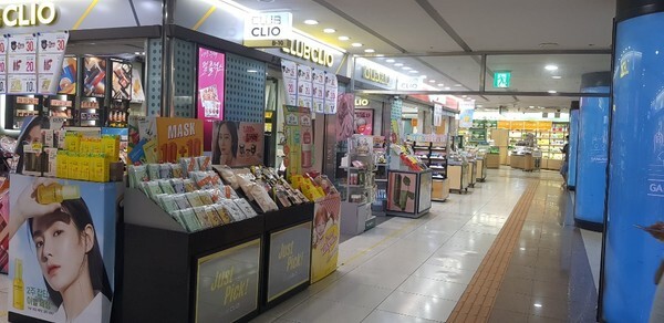 강남역 지하상가 화장품 가게의 한산한 모습.(사진, 김혜연 기자)