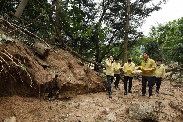 최병암 산림청 차장이 8월 12일 오후 경기도 이천시 호법면 산사태 피해지역을 찾아 관계자들과 2차 피해 예방을 위한 현장 조치 사항을 점검하고 있다. (사진=산림청 제공)