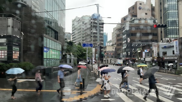 태풍 마이삭이 서귀포 남쪽 약 320㎞ 해상까지 진출한 2일 오전 서울시청 근처에서 시민들이 우산을 들고 출근길을 서두르고 있다. /신윤희 기자