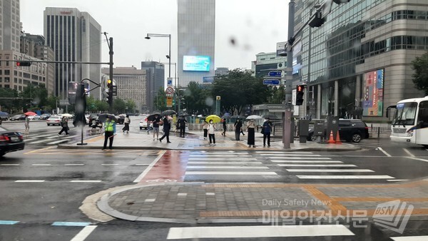 서울 광화문 네거리에 산발적인 비가 내리고 있다. /신윤희 기자