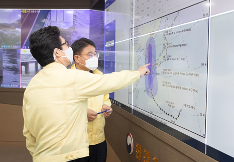 조명래 환경부 장관이 6일 오전 한강홍수통제소에서 영상으로 진행된 소속·산하기관과의 제10호 태풍 '하이선' 북상 대비 긴급 점검회의에서 기관별 비상근무에 빈틈이 없도록 최선을 다해주도록 당부했다. /환경부