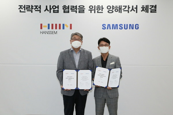 강봉구 삼성전자 한국총괄(오른쪽)과 강승수 한샘 회장(왼쪽)이 지난 4일 양사 간 공동사업 강화를 위한 업무협약을 체결한 뒤 기념사진을 찍고 있다. /삼성전자 제공