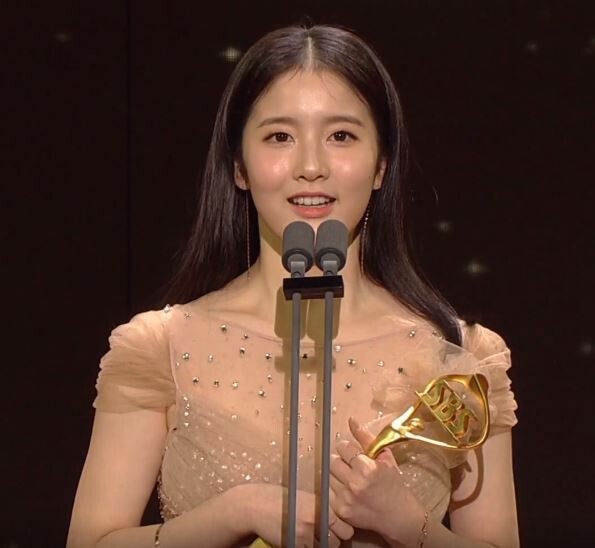 박남정 딸 박시은이 배우에서 걸그룹으로 변신한다.사진은 2018 SBS 연기대상 '청소년 연기상' 수상 모습(SBS '연기대상' 영상 캡처)