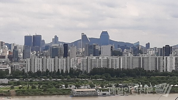 서울 용산구 한남동에서 바라본 강남 압구정동 주변의 아파트 단지들. /매일안전신문DB