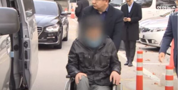 허위소송 및 채용비리 혐의 등으로 재판에 넘겨진 조국 전 법무부 장관 동생 조권(53)씨가 1심에서 1년 실형을 선고받고 법정 구속됐다.