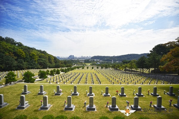 이번 추석 연휴기간에는 코로나19 방역 차원에서 전국의 국립묘지 참배가 통제된다. 사진은 국립서울현충원 묘역 전경. /국립서울현충원 제공
