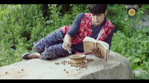 좀비가 된 김무영 (최진혁 분)이 젓가락질 연습 중이다 (사진, KBS2TV '좀비탐정' 캡처)