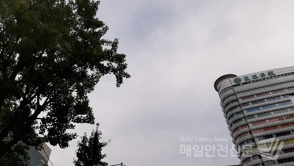 [오늘날씨]아침 기온이 12∼13도까지 뚝 떨어지는 쌀쌀한 가을 날씨가 이어지고 있다.  /신윤희 기자