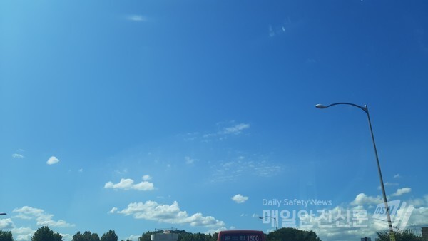 [오늘날씨]요즘 전형적인 가을날씨를 보이면서 맑고 깨끗한 하늘이 볼만한다. /신윤희 기자
