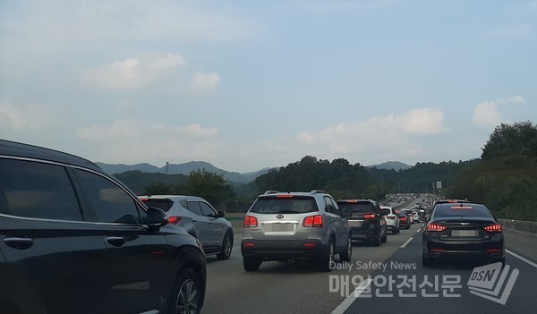 추석연휴 귀경이 본격화하면서 2일 오후 경부고속도로 상행선에서 부분적으로 정체현상이 빚어지고 있다.  /신윤희 기자