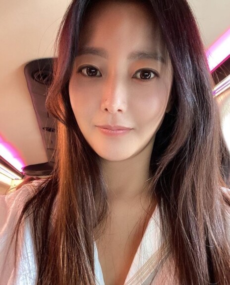 미우새에 출연한 김희선이 변함없는 미모를 자랑하고 있다 (사진, 김희선 인스타그램)