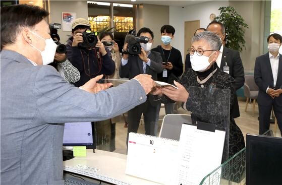 전국의대교수협의회, 25개 서울시 구의사회 회장단이 5일 오전 정부합동민원센터를 방문해 ‘2021년 의료인력 수급대책 마련’과 ‘2020년도 의사국가고시 실시 촉구’ 민원을 국민권익위에 제기하고 있다. (사진=국민권익위원회)