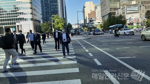 올 가을 들어 가장 낮은 기온을 보인 6일 오전 서울 광화문 거리의 출근길 시민들 옷차림이 여름에서 가을로 넘어갔음을 보여주고 있다. /신윤희 기자