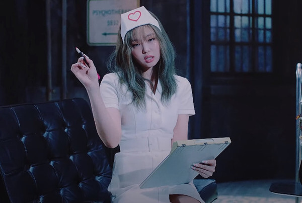 '간호사 성적대상화 논란에 휩싸인 블랙핑크 제니 (사진, 블랙핑크 Lovesick Girls 뮤비 캡처)