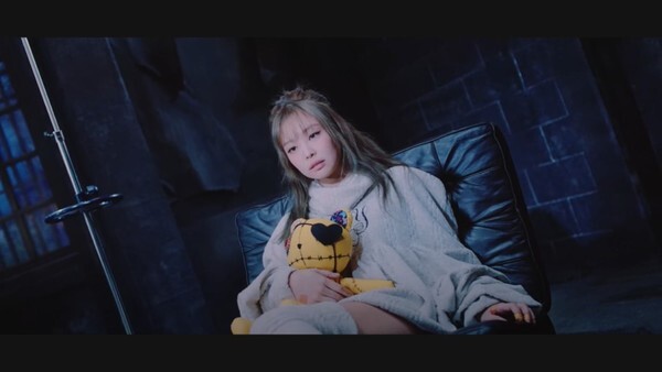 '간호사 성적대상화 논란에 휩싸인 블랙핑크 제니 (사진, 블랙핑크 Lovesick Girls 뮤비 캡처)