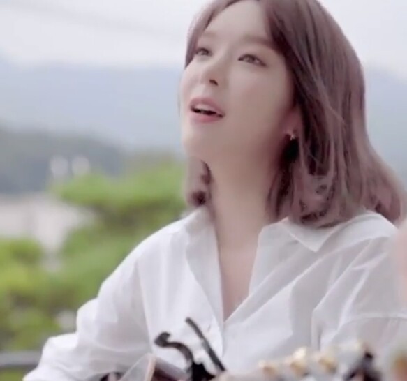 AOA 출신 초아가 새로운 모습으로 등장했다 (사진, 초아 인스타그램 캡처) 