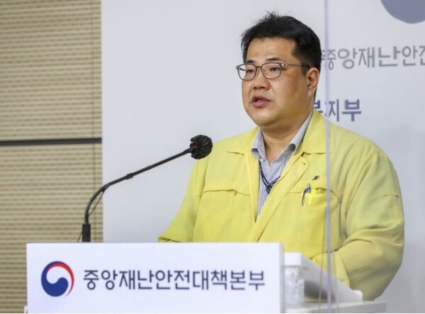 정부가 다음주 적용할 사회적 거리두기 단계 조정안을 11일 발표할 예정이다. 사진은 손영래 중앙사고수습본부 전략기획반장(보건복지부 제공)
