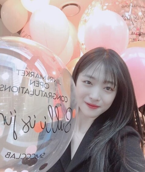 故 설리 1주기를 맞아 많은 팬들이 슬퍼하고 있다 (사진, 故 설리 인스타그램 캡처)