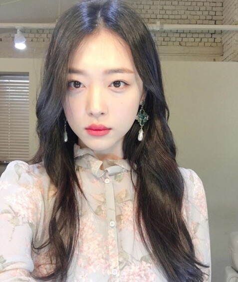 故 설리 1주기를 맞아 많은 팬들이 슬퍼하고 있다 (사진, 故 설리 인스타그램 캡처)