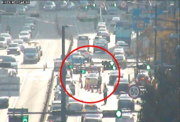 부산 해운대구 도로에서 싱크홀이 발생해 1개 차로가 통제 중이다.(사진=부산교통정보센터 트위터 캡처)