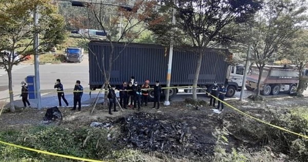 17일 오전 화재로 전소된 울산의 한 산불감시초소에서 불에 신원 불명의 시신이 발견됐다.(사진, 울산 소방본부)