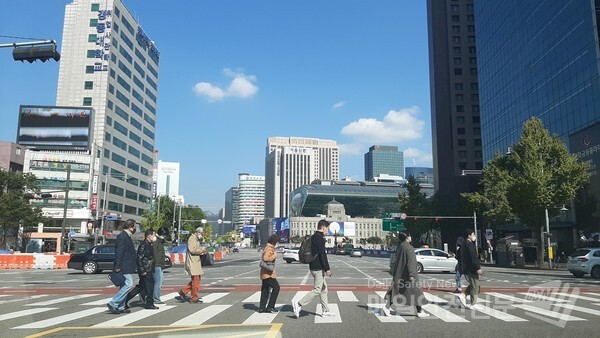 19일 월요일 아침 쌀쌀한 출근길이 예상되는 가운데 일요일인 18일 낮 서울시청 앞 횡단보도에서 시민들이 두툼해진 옷차림으로 걷고 있다. /신윤희 기자 