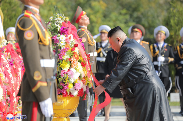 김정은 북한 국무위원장이 중국의 6·25전쟁 참전 70주년을 맞아 평안남도 회창군에 있는 중공군 열사능을 참배했다고 조선중앙통신이 22일 보도했다.  /연합뉴스