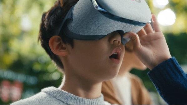LG U+의 광고 캠페인 ‘멸종동물 공원'에서 어린이가 VR 가상체험을 통해 멸종동물들을 만나고 있다. /펜타클